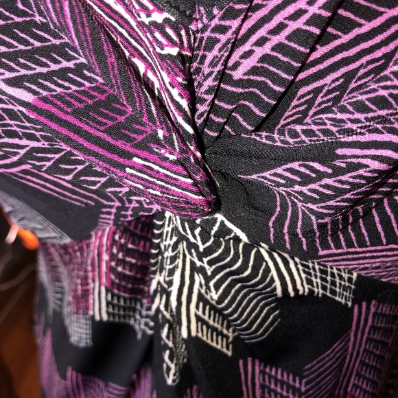 BANANA REPUBLIC SIZE SMALL PURPLE PINK AND BLACK SLEEVELESS BLOUSE NOTTED CENTER - Picture 2 of 4